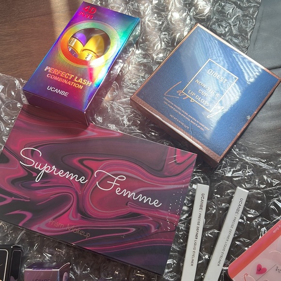 - Magical makeup mystery box New - Picture 7 of 7